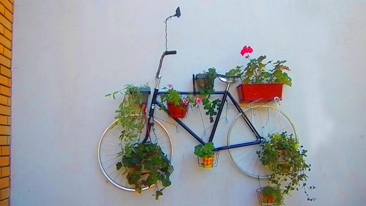 Dacă aveți acasă o bicicletă veche, înseamnă că aveți un adevărat tezaur: două noi moduri de a o folosi, care îi conferă valoare.