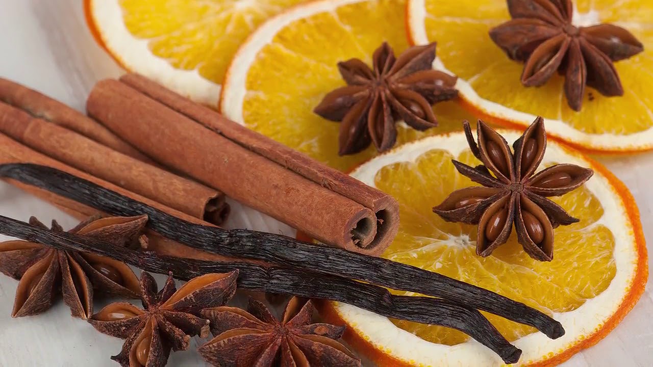 Fierberea cojilor de portocală și lămâie cu scorțișoară: care sunt beneficiile și de ce se recomandă această metodă de preparare.