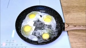 De ce se recomandă să adăugați oțet în tigaie atunci când prăjiți ouăle și care este scopul acestui lucru?