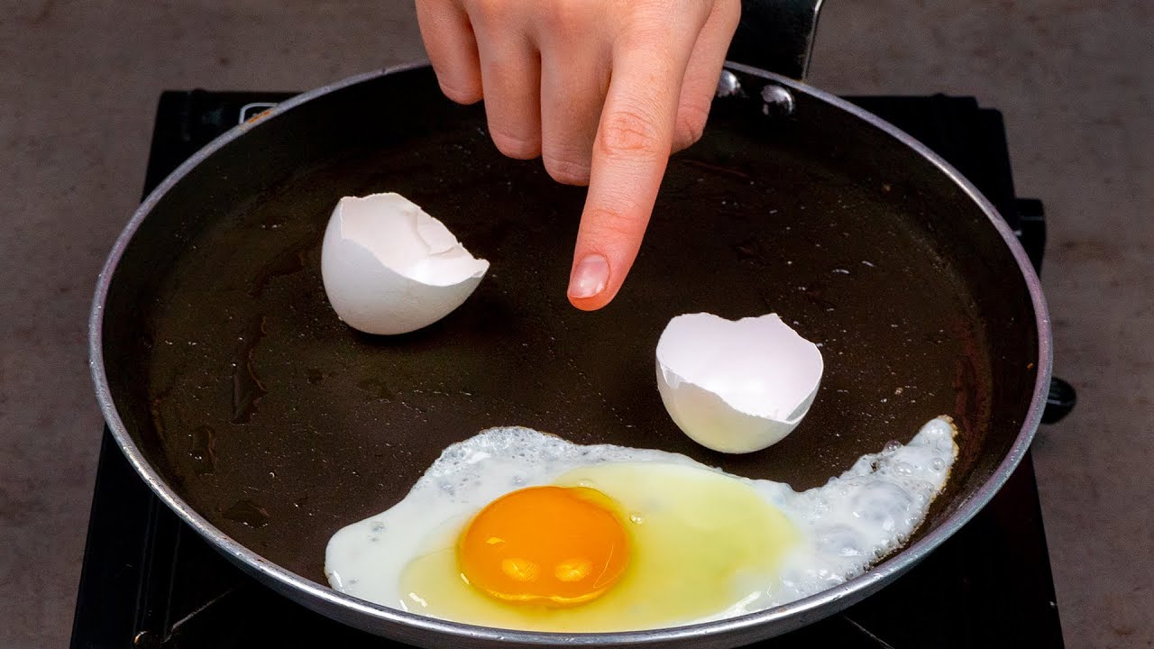 De ce se recomandă să adăugați oțet în tigaie atunci când prăjiți ouăle și care este scopul acestui lucru?