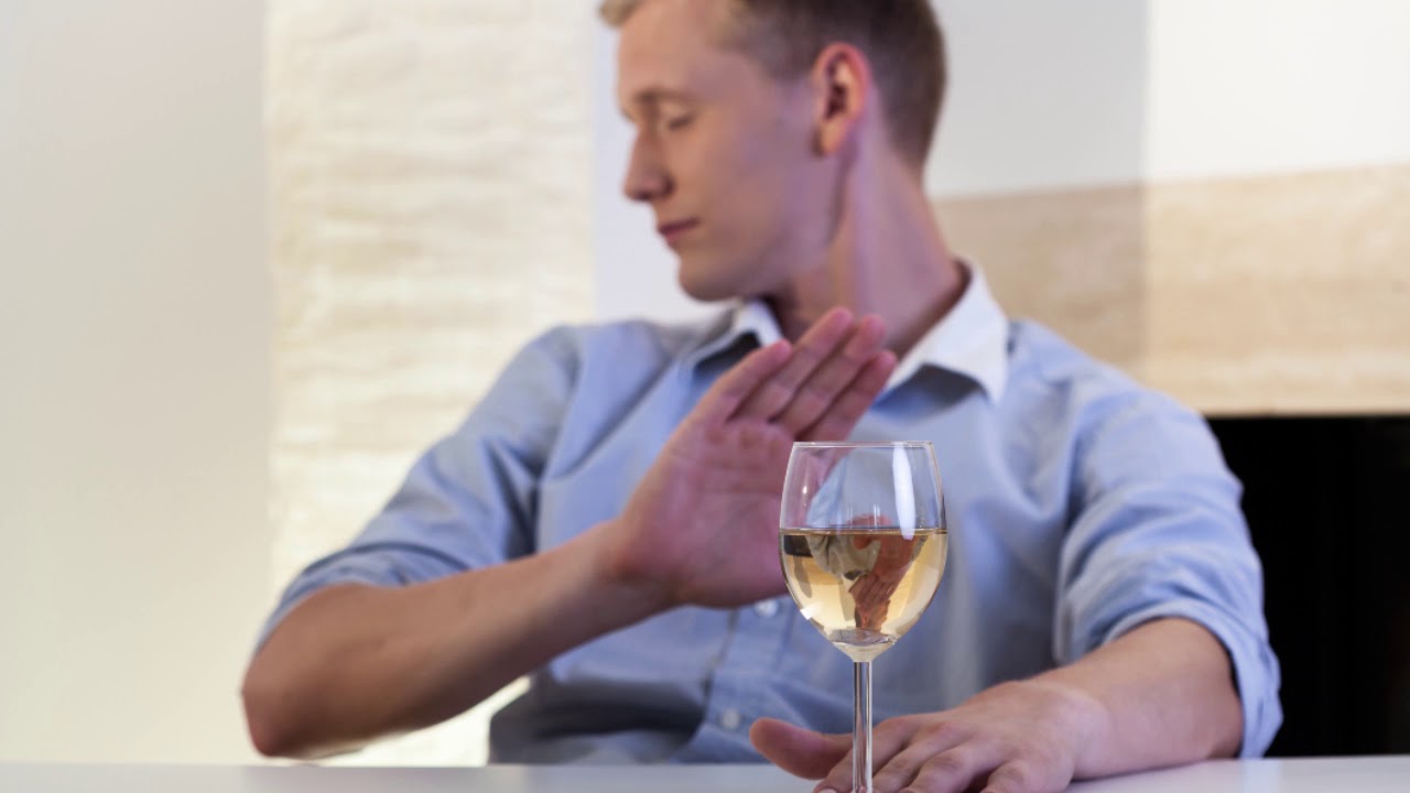 Neurologul și neuropsihiatrul despre tulburările cognitive: „Recomand pacienților cu vârsta peste 65 de ani să renunțe complet și definitiv la consumul de alcool”.