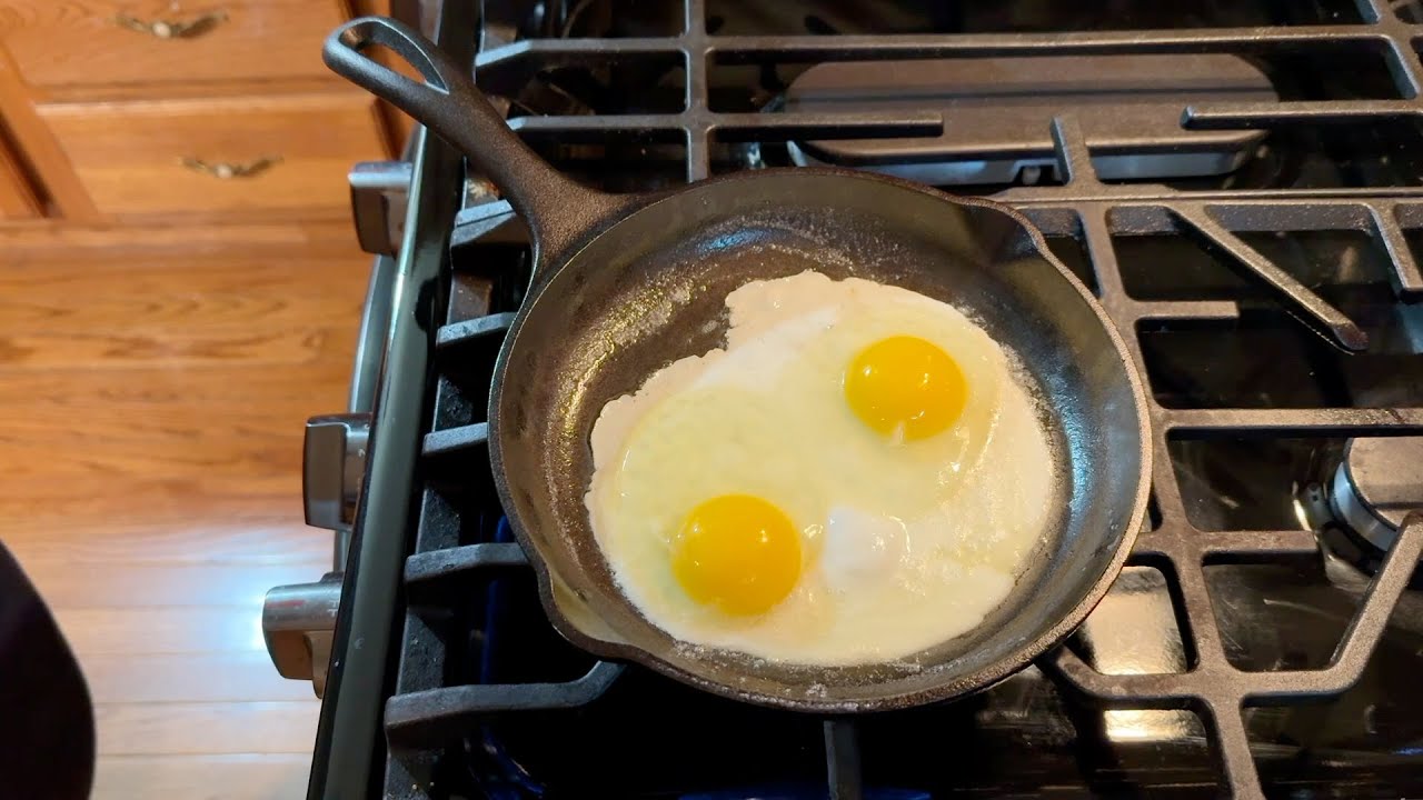 De ce se recomandă să adăugați oțet în tigaie atunci când prăjiți ouăle și care este scopul acestui lucru?