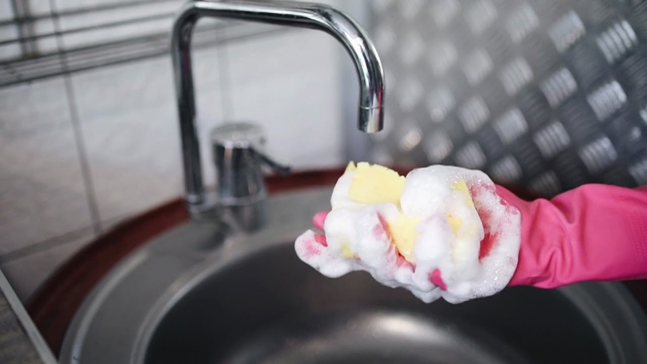 Cum să spălați corect vasele și să preveniți apariția mirosurilor neplăcute.