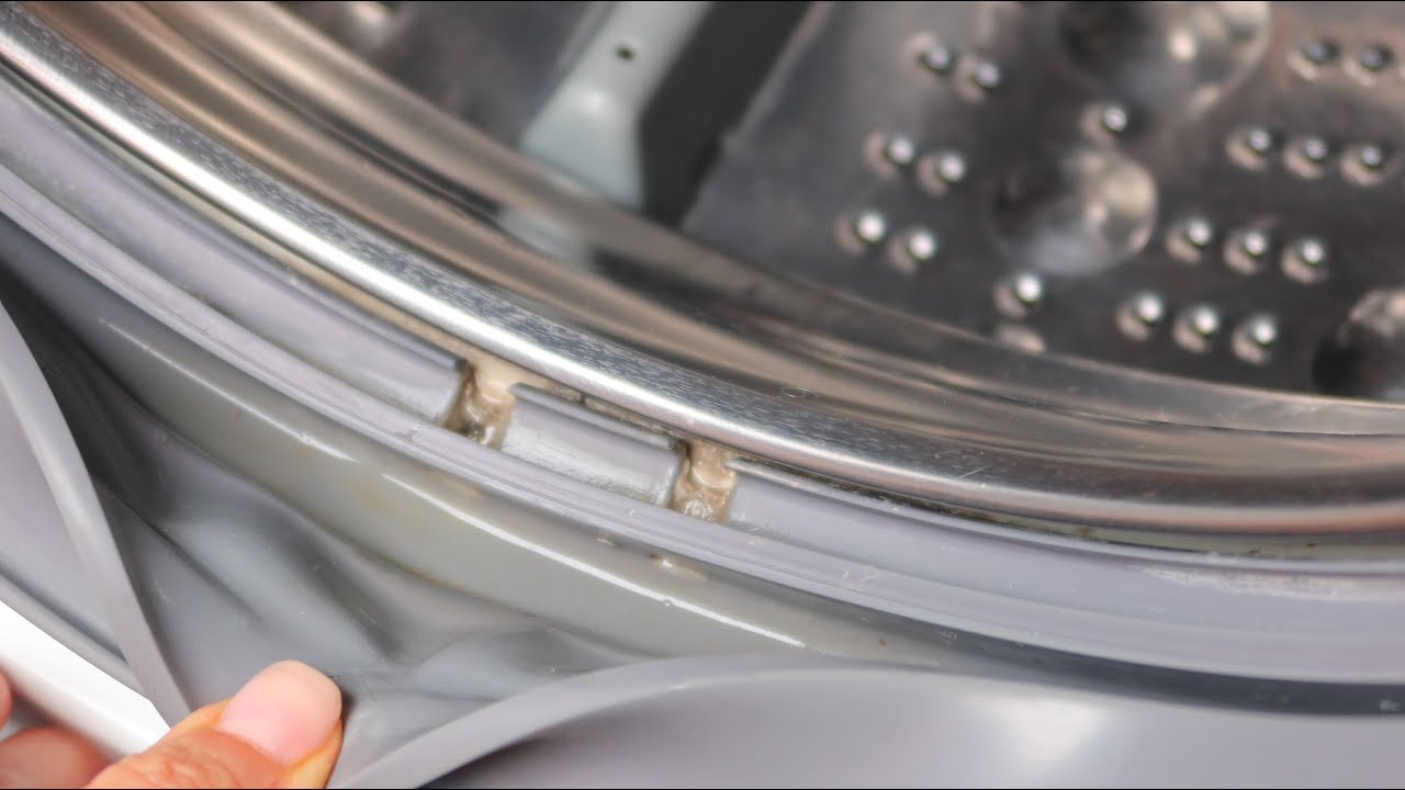 Pulverizarea alcoolului pe garnitura de cauciuc a mașinii de spălat: de ce este recomandată și la ce servește.