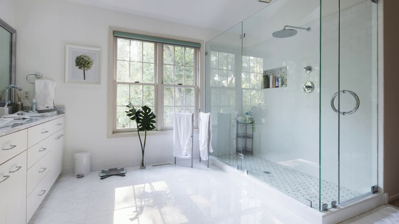 Spuneți adio pardoselilor albe din dușuri: cele mai bune opțiuni pentru a da stil băii dvs.