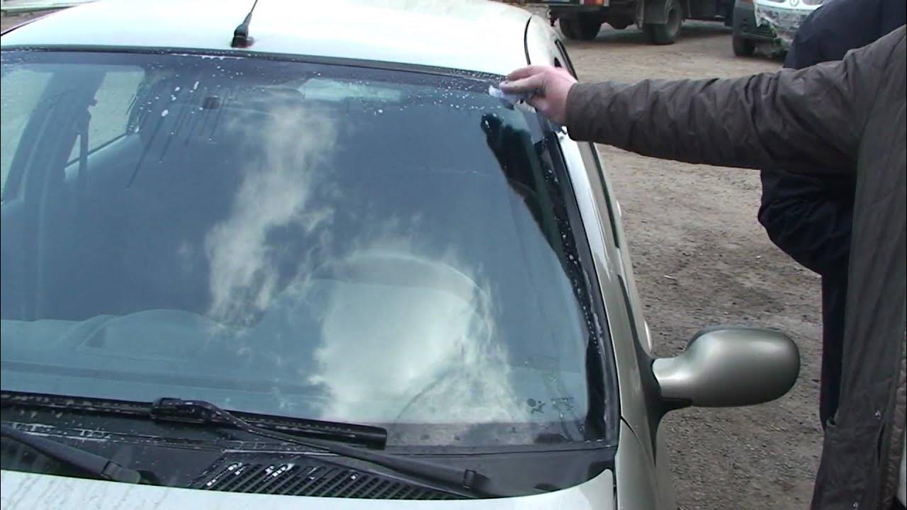 O tendință tot mai populară: de ce se recomandă spălarea parbrizului mașinii cu oțet de mere.