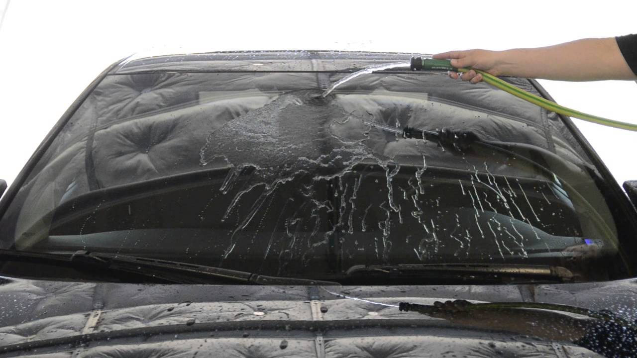 O tendință tot mai populară: de ce se recomandă spălarea parbrizului mașinii cu oțet de mere.