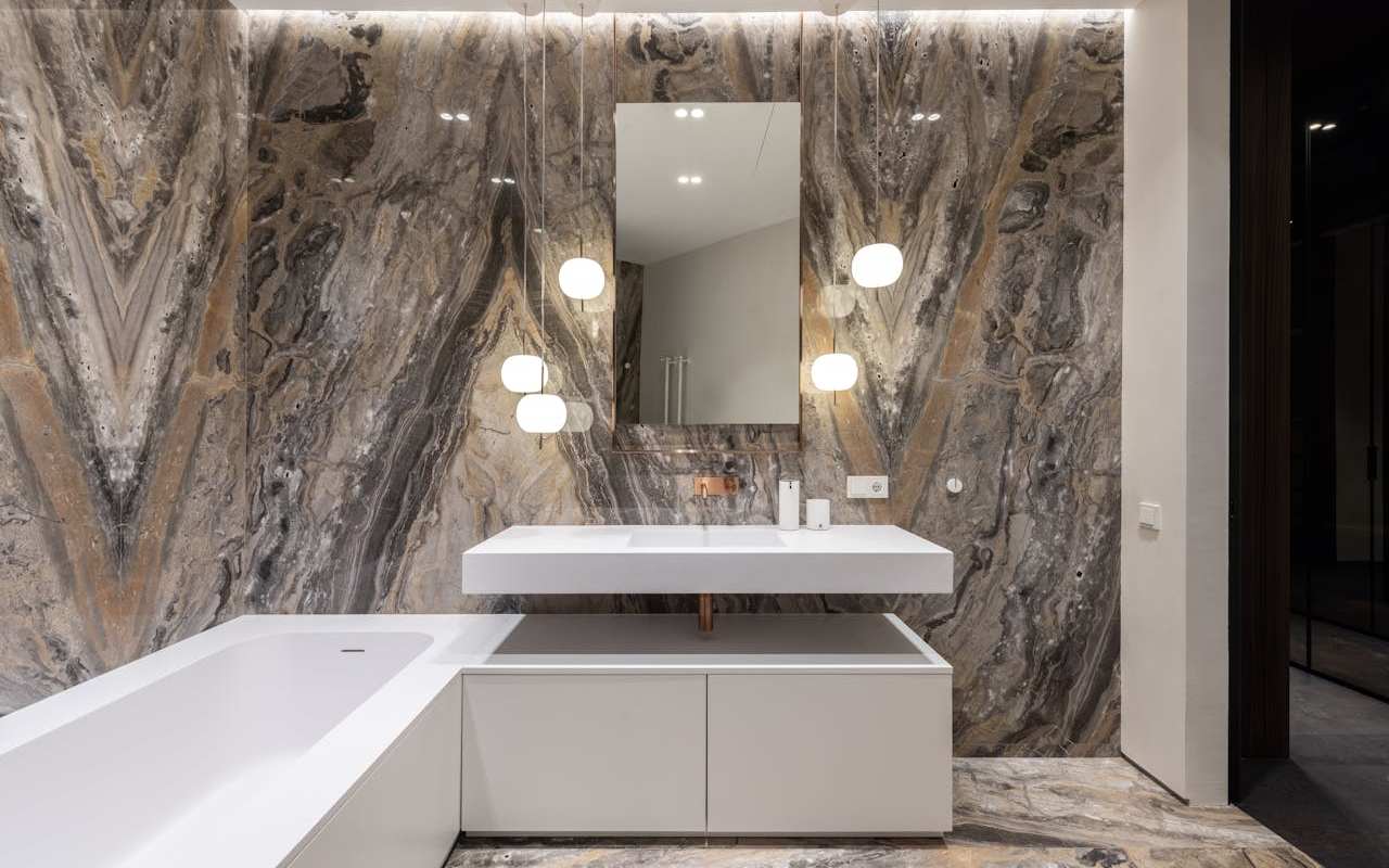 Adio, microciment: acoperiri pentru pereți care vă permit să transformați baia fără lucrări de construcție.