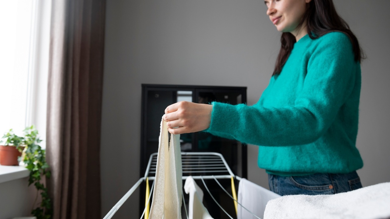 Experții sunt de acord: „Pentru a usca hainele acasă în zilele ploioase, este suficient un mâner de mop și un încălzitor”.