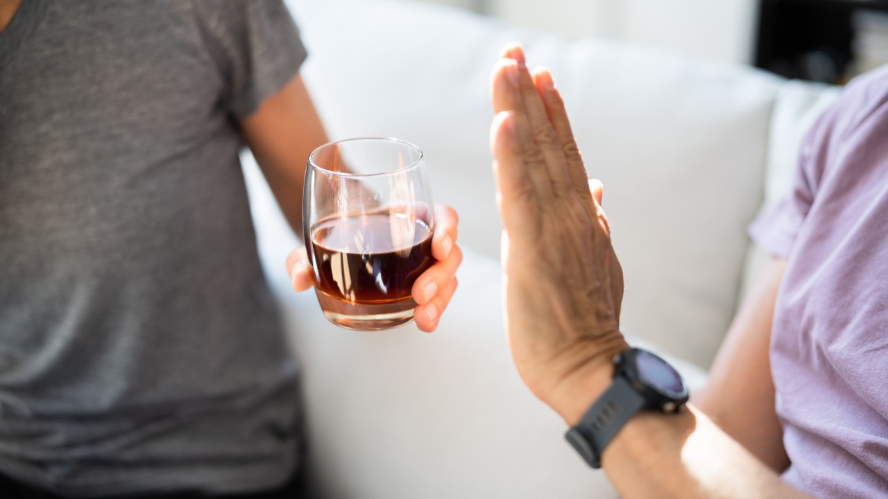 Neurologul și neuropsihiatrul despre tulburările cognitive: „Recomand pacienților cu vârsta peste 65 de ani să renunțe complet și definitiv la consumul de alcool”.