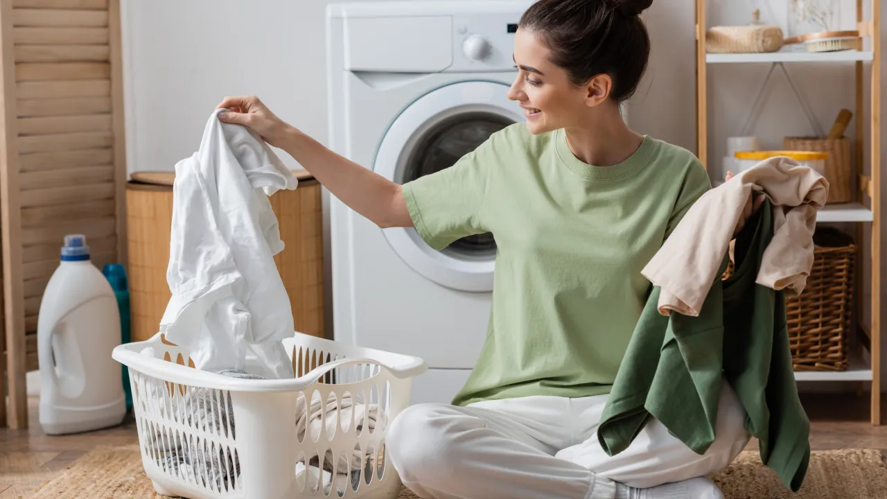 De ce a devenit la modă să pulverizezi hainele cu oțet alb înainte de spălare și care sunt avantajele acestui lucru?