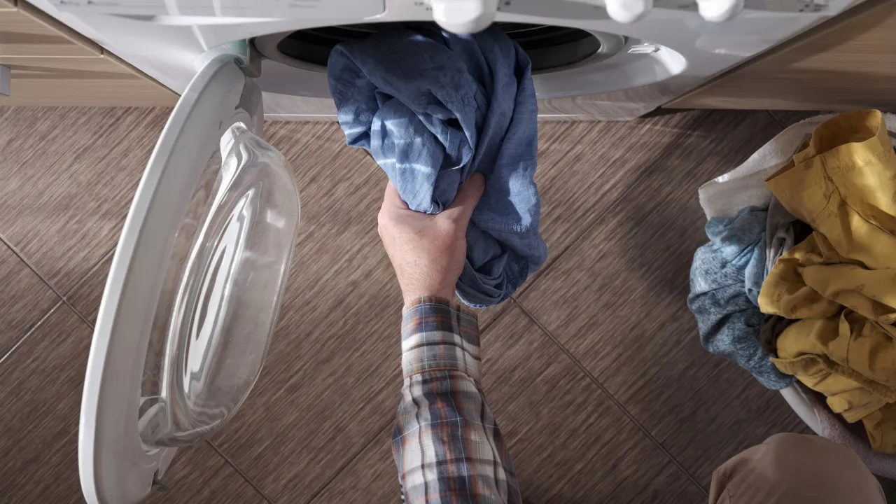 Spălarea cârpelor în mașina de spălat este permisă, dar inginerul chimist recomandă respectarea unui anumit protocol: „Contaminarea încrucișată este foarte frecventă”.