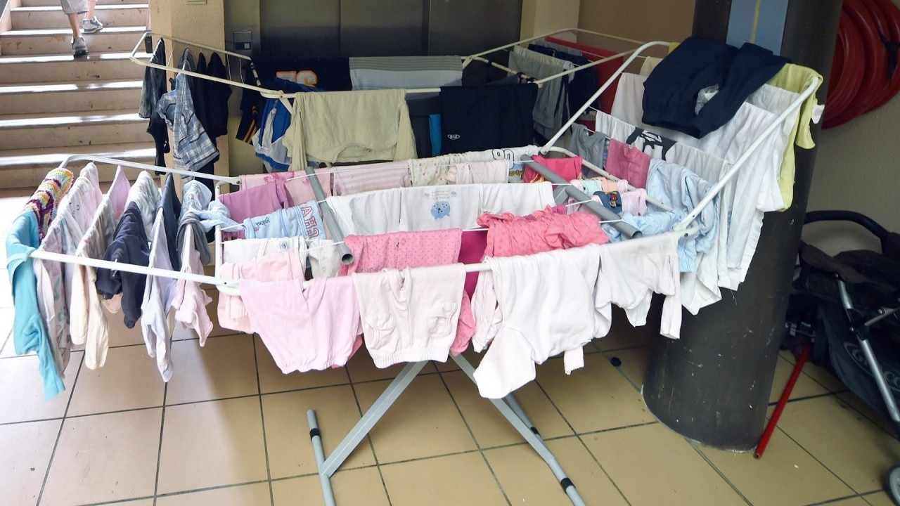 Experții sunt de acord: „Pentru a usca hainele acasă în zilele ploioase, este suficient un mâner de mop și un încălzitor”.