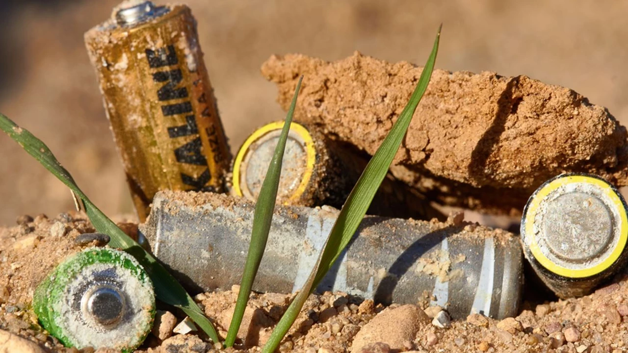 Dacă aveți baterii uzate acasă, aveți un adevărat tezaur: cum să le reciclați cu ajutorul acestei idei minunate?