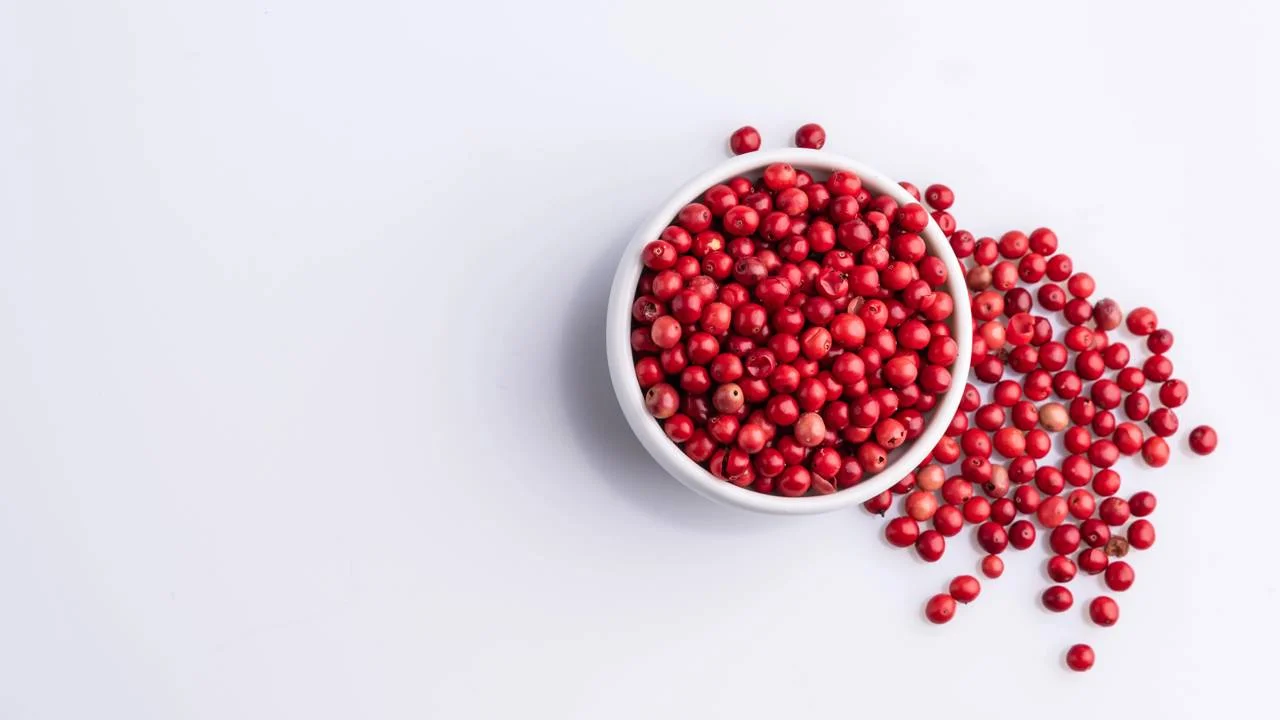 Nu este deloc piper, deși așa se numește. Are un gust floral, citric și poate fi adăugat în preparatele din carne și deserturi.