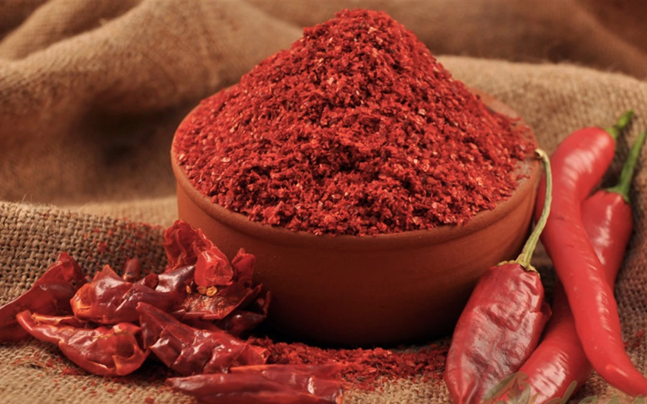 Nu este deloc piper, deși așa se numește. Are un gust floral, citric și poate fi adăugat în preparatele din carne și deserturi.