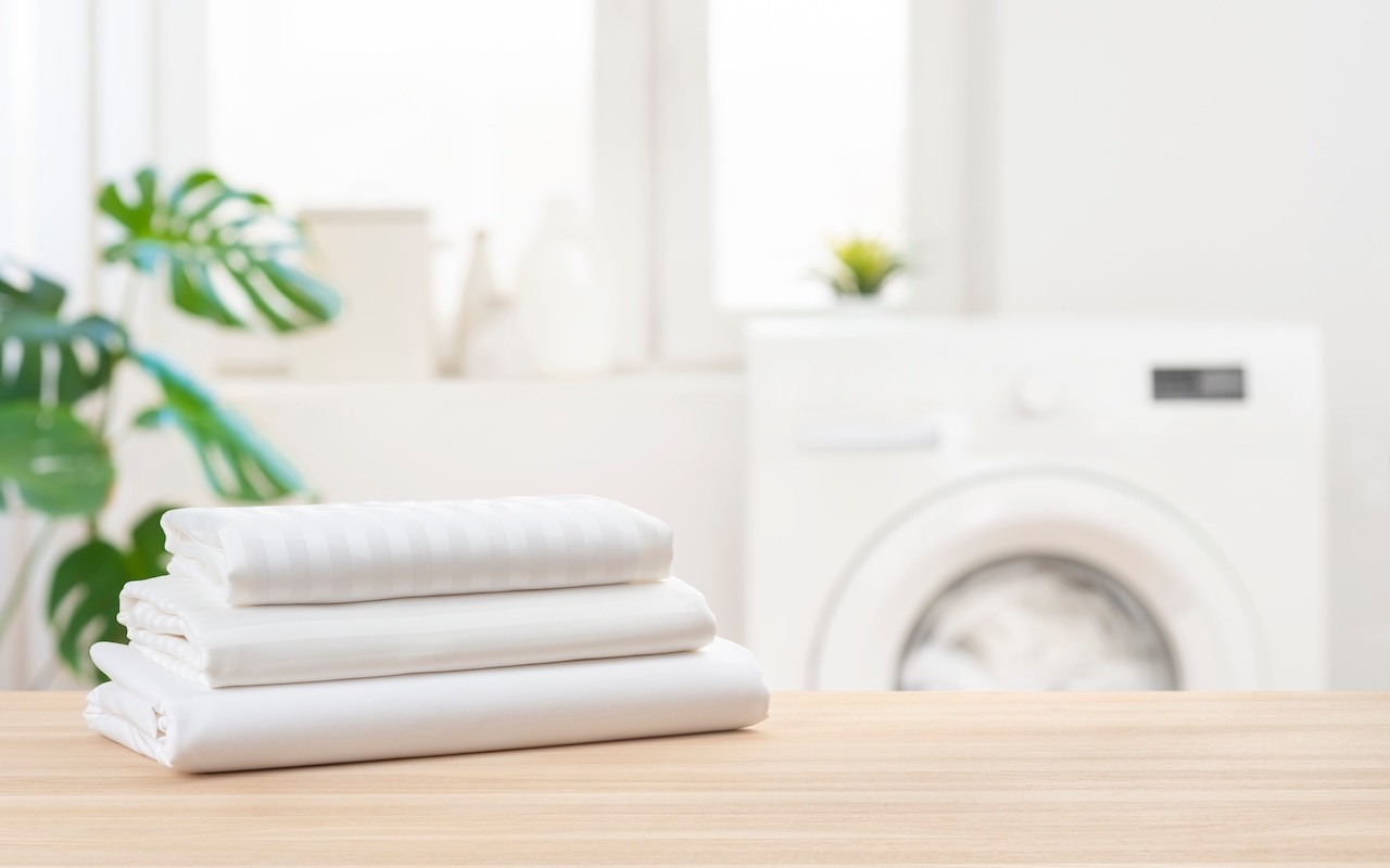 Pulverizarea oțetului pe haine înainte de spălare: de ce este necesar și de ce este recomandat.