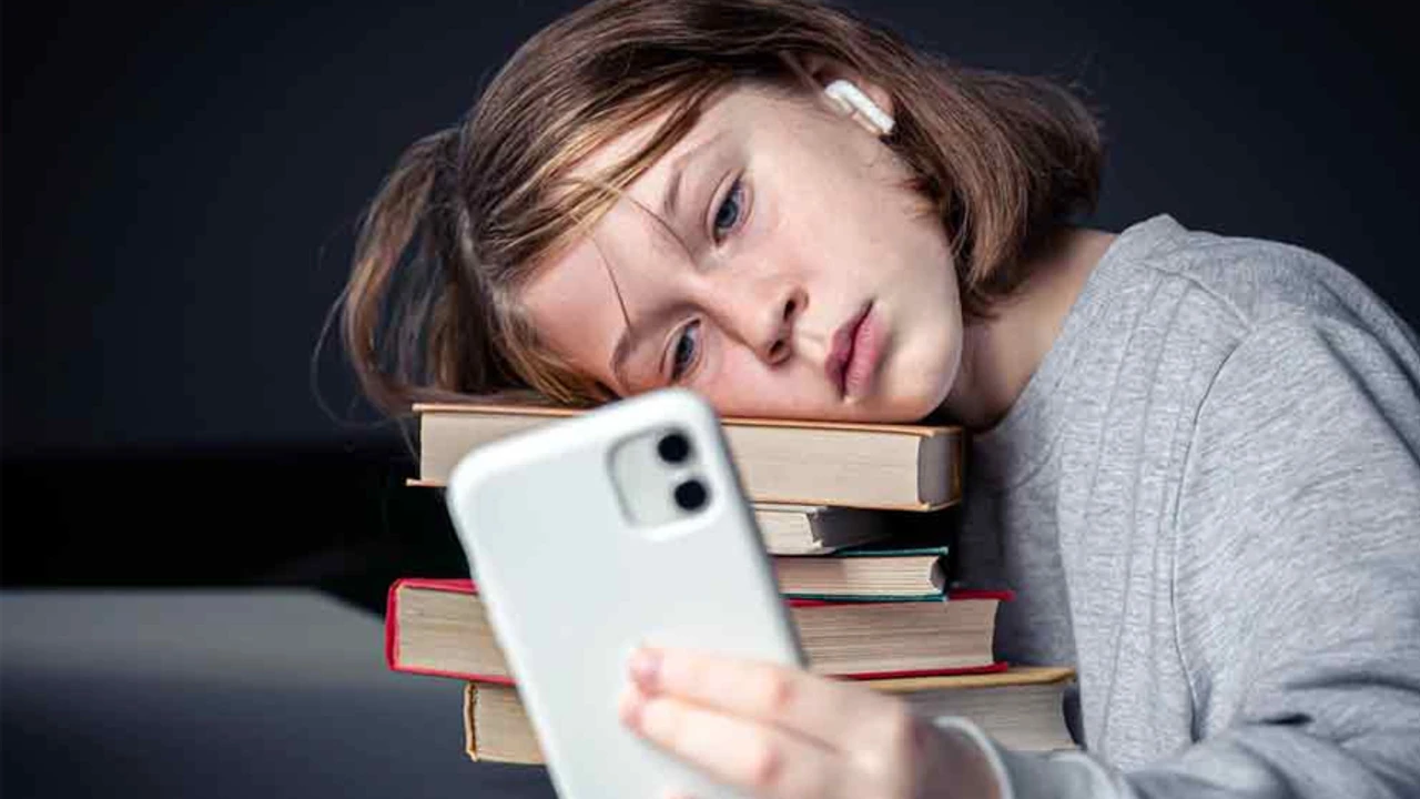 Cum afectează utilizarea telefoanelor mobile anxietatea și depresia la adolescenți