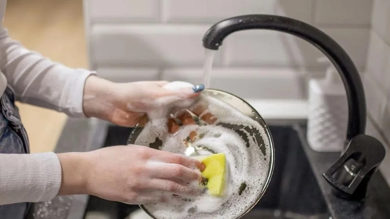 Cum să spălați corect vasele și să preveniți apariția mirosurilor neplăcute.