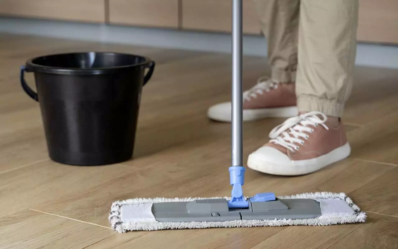 Podele din parchet curate și strălucitoare, ca noi: turnați produsul într-o găleată pentru spălat podele, astfel încât să reflecte lumina dintr-o singură trecere.