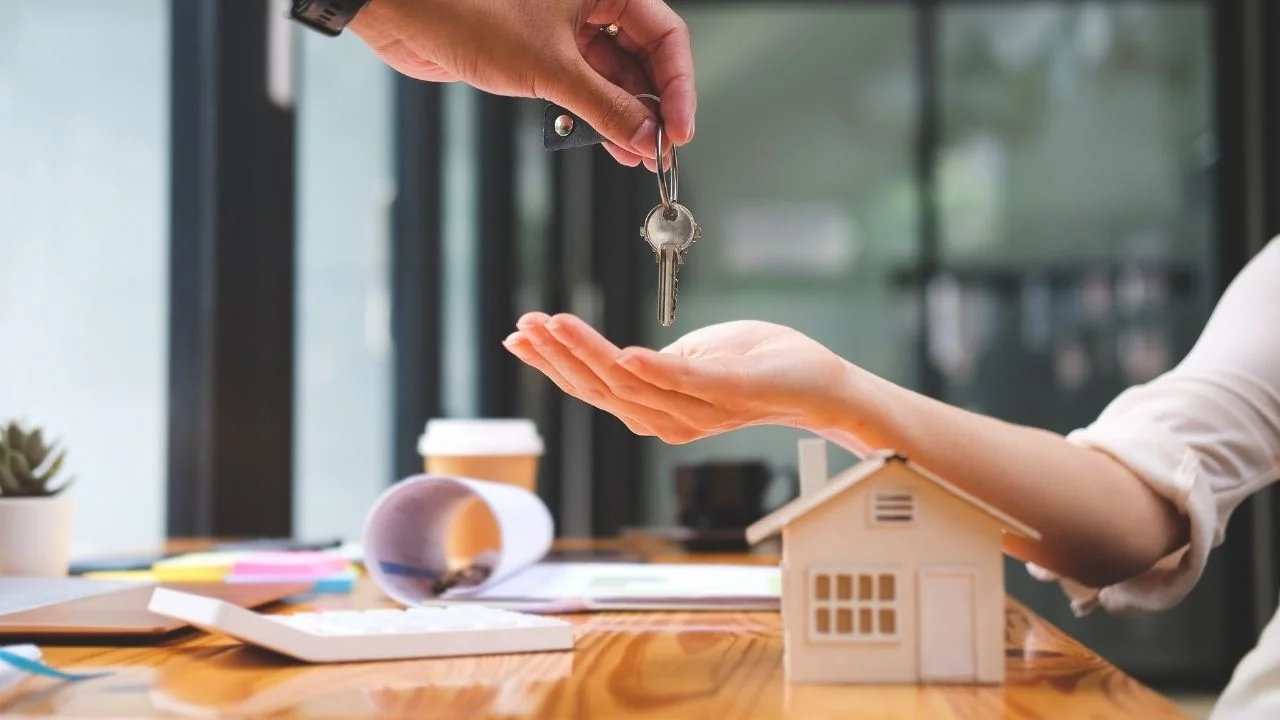 Legea privind închirierea locuințelor a încetat să mai fie în vigoare: chiriașii pot rămâne în locuință, chiar dacă proprietarul nu dorește să prelungească contractul.