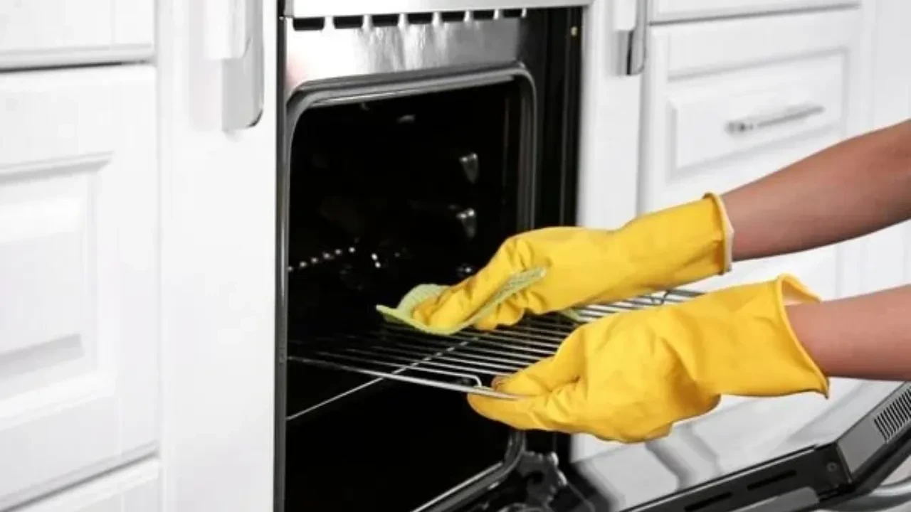 Această metodă casnică vă va curăța cuptorul fără substanțe chimice. Aveți nevoie doar de două ingrediente ieftine din bucătăria dumneavoastră.