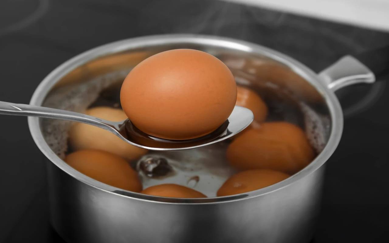 Cum să fierbi ouăle astfel încât coaja să se desprindă ușor: metoda bunicii pentru curățarea ușoară a ouălor de coajă.