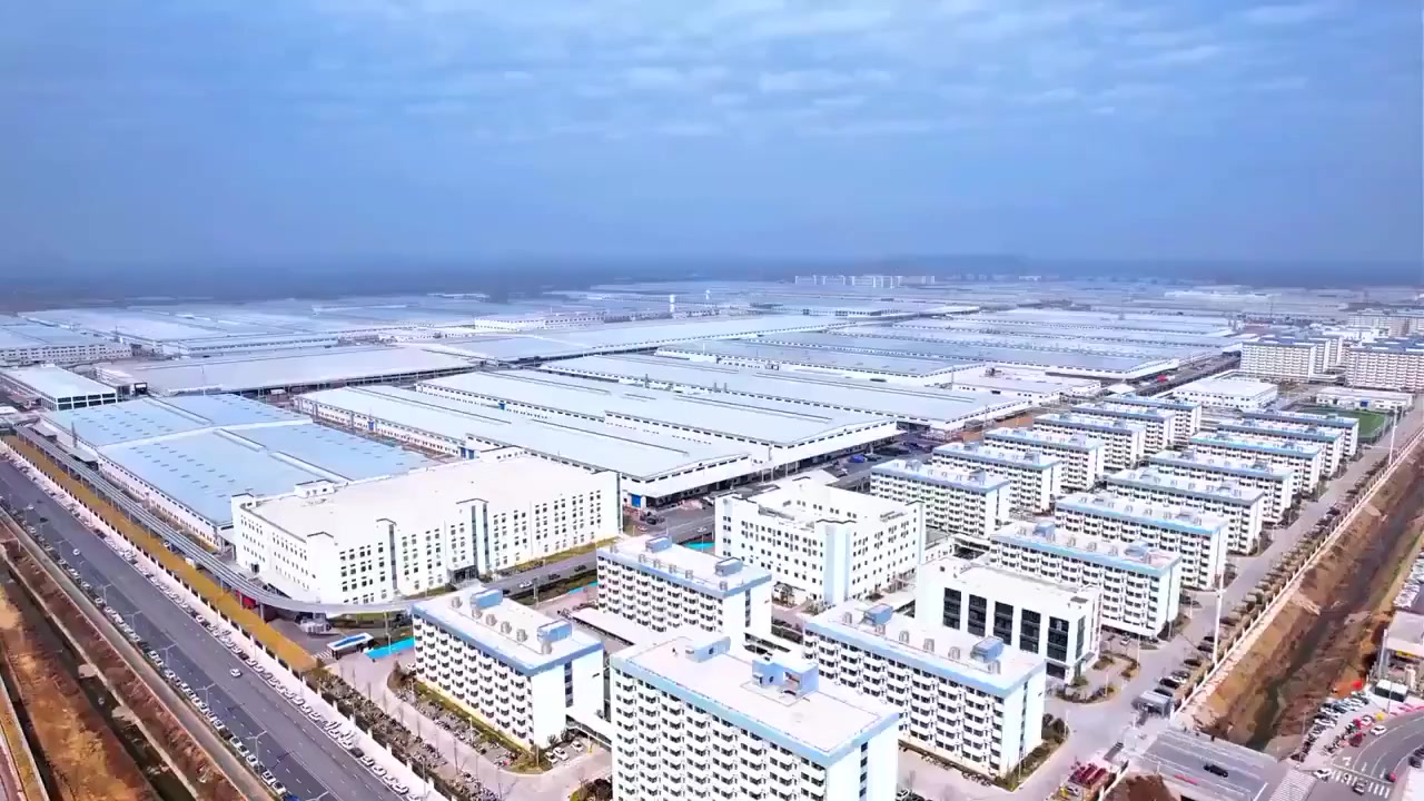 Ei construiesc cea mai mare fabrică din lume: acest centru industrial depășește ca dimensiuni marile metropole.